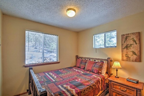 Cabin with Mtn Views - 5 Mi to Mueller State Park! image 2