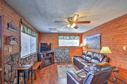Cabin with Mtn Views - 5 Mi to Mueller State Park! image 8